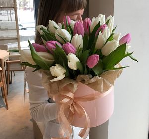Купить тюльпаны в Екатеринбурге — Коробка с цветами Весенний миг
