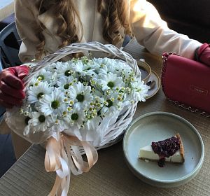 Корзины с цветами — Цветы в корзине Белая полянка