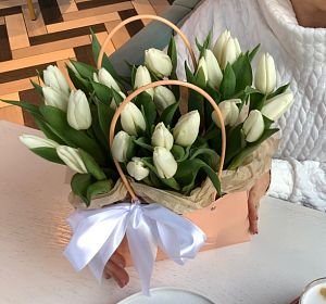 Купить тюльпаны в Екатеринбурге — Сумка с цветами Весеннее очарование