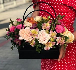 Цветы в коробках — Пакет с цветами "Сумочка радости"