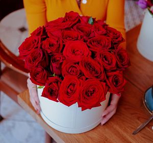 Букеты с красными розами — Коробка с цветами Ягодный сок