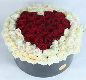 Букеты из 101 розы — Цветы в коробке Строгая нежность