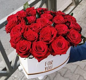 Сердце из цветов — Коробка с цветами "Со вкусом любви"