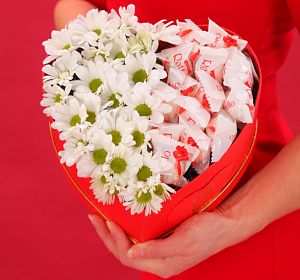 Сердце из цветов — Коробка с цветами Валентинка из ромашек