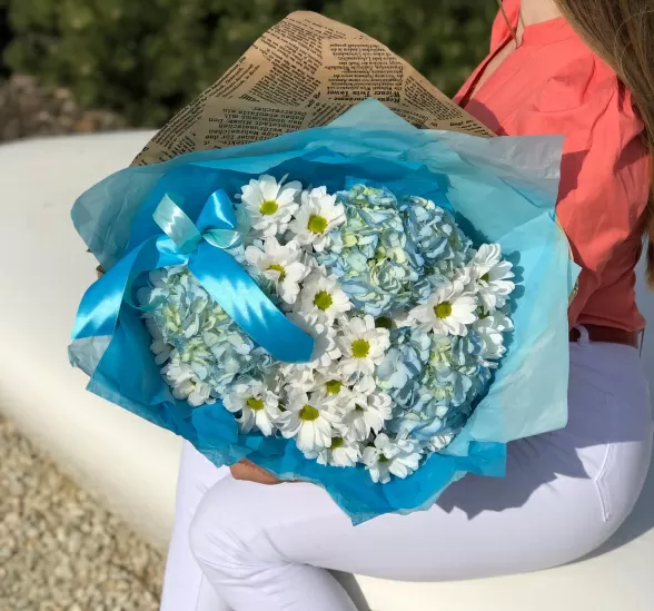 Букет цветов синее небо (Гидрангея Голандия и Хризантема кустовая) | Картинка №1