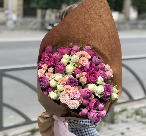 Букет цветов моей милой (Роза кустовая 50 см и Упаковка для цветов) | Картинка №1