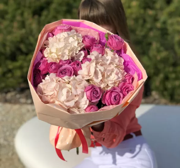 Букет цветов пинк гарден (Гидрангея Голандия и Роза кустовая 50 см) | Картинка №1