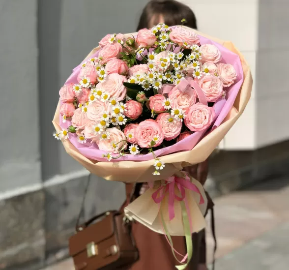 Букет цветов недотрога (Роза кустовая 50 см и Матрекария) | Картинка №1