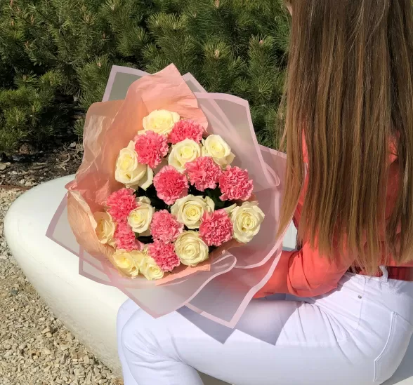 Букет цветов нежные диантусы (Диантус микс и Роза Россия 50 см Аваланш) | Картинка №1