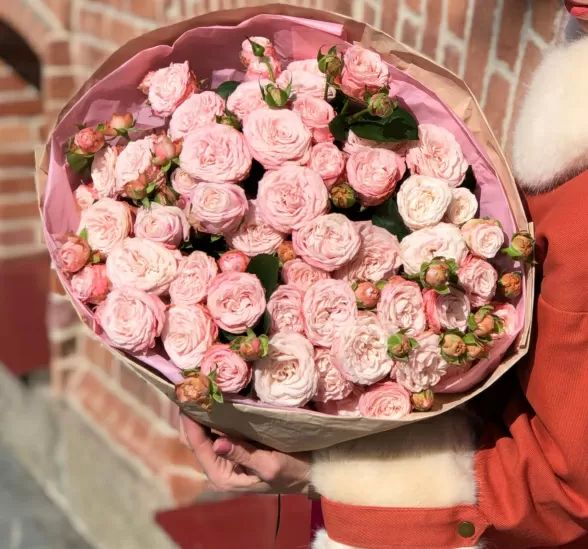 Букет цветов соблазнительная нежность (Роза кустовая 50 см и Упаковка для цветов) | Картинка №1