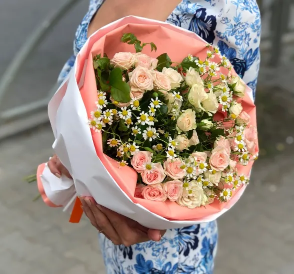 Букет цветов медовые оттенки (Роза кустовая 50 см и Матрекария) | Картинка №1