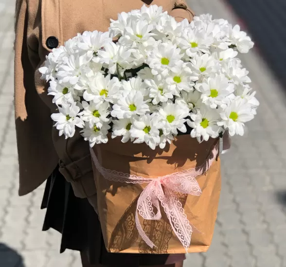 Пакет с белыми хризантемами блаженство (Хризантема кустовая и Пиафлор) | Картинка №1