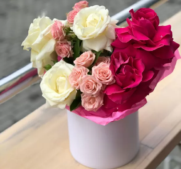 Коробка с цветами (Роза Эквадор 50 см микс и Роза кустовая 50 см) | Картинка №1