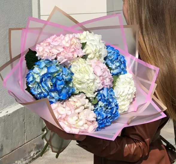 Букет цветов роскошные красавицы (Гидрангея Голандия и Упаковка для цветов) | Картинка №1