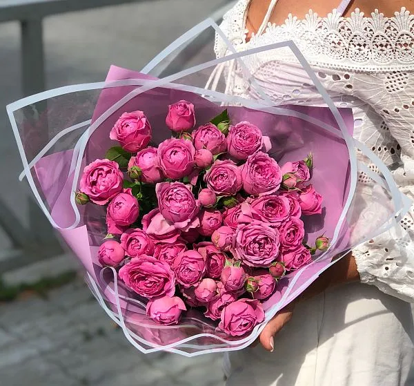 Букет цветов 11 кустовых роз (Роза кустовая 50 см и Упаковка для цветов) | Картинка №2