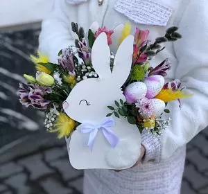 Композиции из цветов — Пасхальный кролик белый