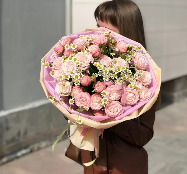 Букет цветов недотрога (Роза кустовая 50 см и Матрекария) | Картинка №2
