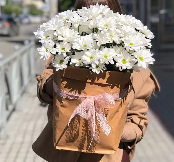 Пакет с белыми хризантемами блаженство (Хризантема кустовая и Пиафлор) | Картинка №2