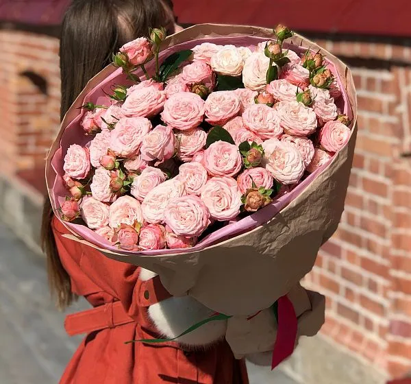 Букет цветов соблазнительная нежность (Роза кустовая 50 см и Упаковка для цветов) | Картинка №2