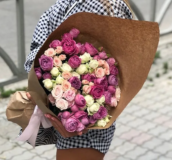 Букет цветов моей милой (Роза кустовая 50 см и Упаковка для цветов) | Картинка №2
