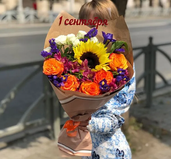 Букет цветов веселые уроки (Гелиантус и Роза Эквадор 40см микс) | Картинка №2