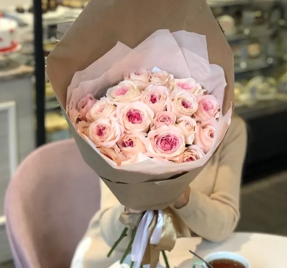 Букет цветов аура (Роза Эквадор 50 см сортовая и Упаковка для цветов) | Картинка №1