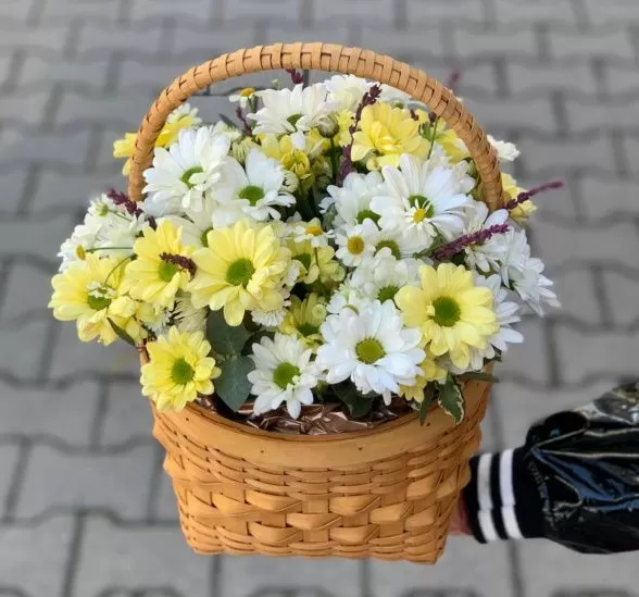 Букет цветов осеннее лукошко (Хризантема кустовая и Корзина для цветов (размер М)) | Картинка №1
