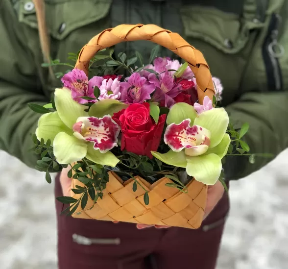 милая корзинка с цветами (Орхидея Цимбидиум и Роза Россия 50 см Цветная) | Картинка №1