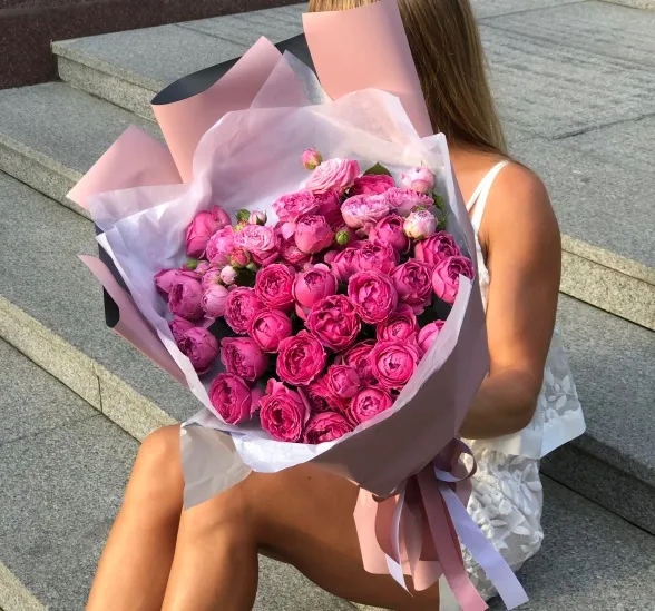 Букет цветов 15 кустовых роз (Роза кустовая 50 см и Упаковка для цветов) | Картинка №1