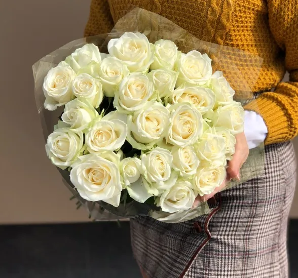Цветы для женщины, девушки, матери, дочери и других значимых людей - 25 белых роз | Картинка №1