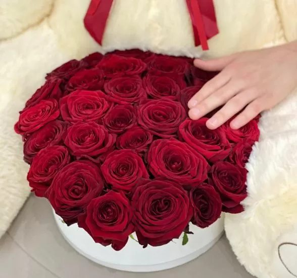 Коробка с цветами откровенное признание (Роза Россия 50 см Рэд Наоми по Акции и Коробка для цветов (Диаметр 40 см, Высота 20 см)) | Картинка №1