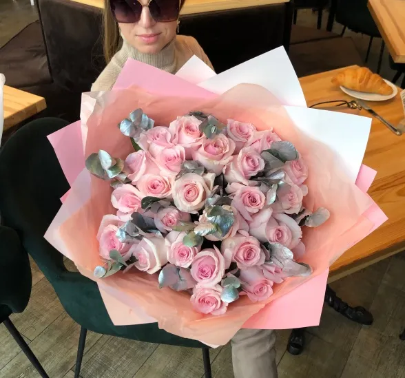 Букет цветов цветочная феерия (Роза Эквадор 50 см микс и Эвкалипт) | Картинка №1