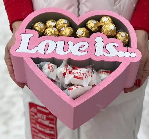 сердце конфетами сладкое признание (Пенобокс и Конфеты Raffaello (коробка)) | Картинка №1