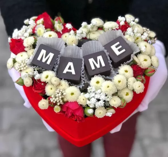 Коробка с цветами и конфетами Маме