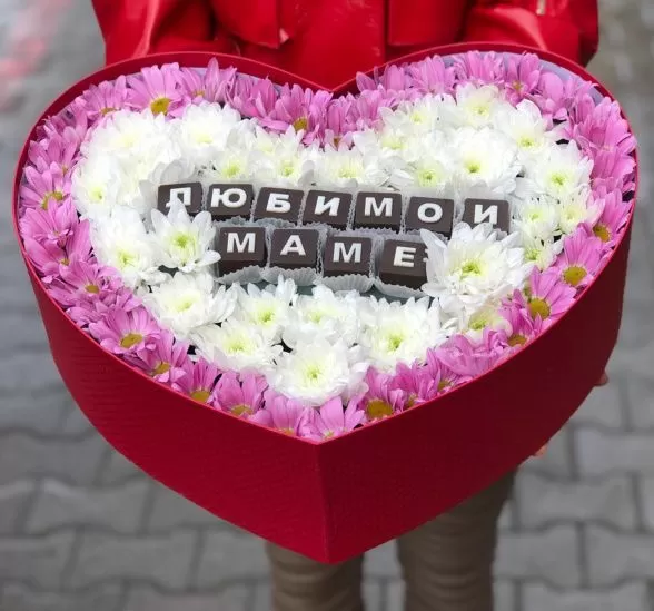 Букет цветов родной маме (Хризантема кустовая и Конфеты Буквы из Шоколада (шт)) | Картинка №1