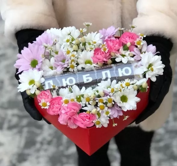 Коробка с цветами Главное слово в форме сердца | Хризантемы и шоколадные конфеты | Картинка №1