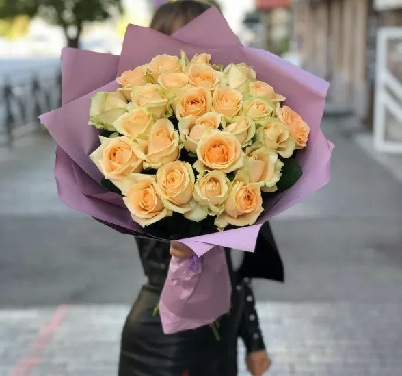 Букет цветов 25 кремовых роз (Роза Россия 50 см Цветная по Акции и Упаковка для цветов) | Картинка №1