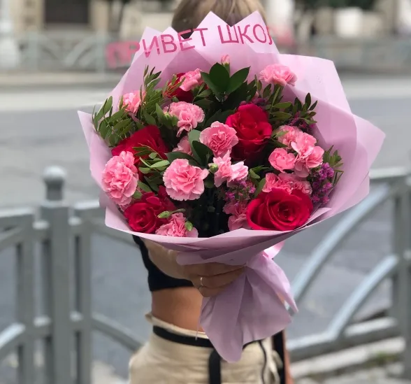 Букет цветов знайка (Гвоздика кустовая и Роза Эквадор 50 см микс) | Картинка №1