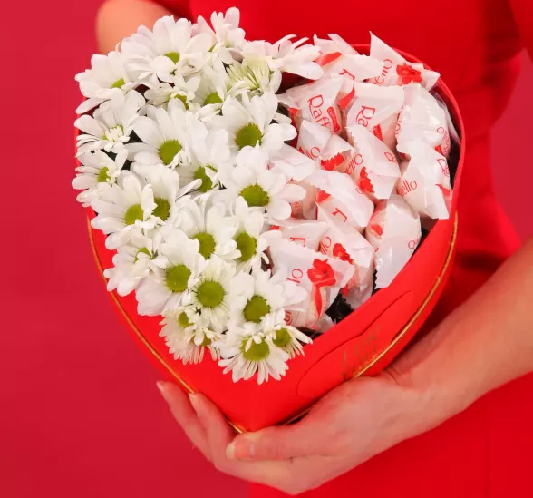 Букет цветов валентинка из ромашек (Хризантема кустовая и Конфеты Raffaello (коробка)) | Картинка №1