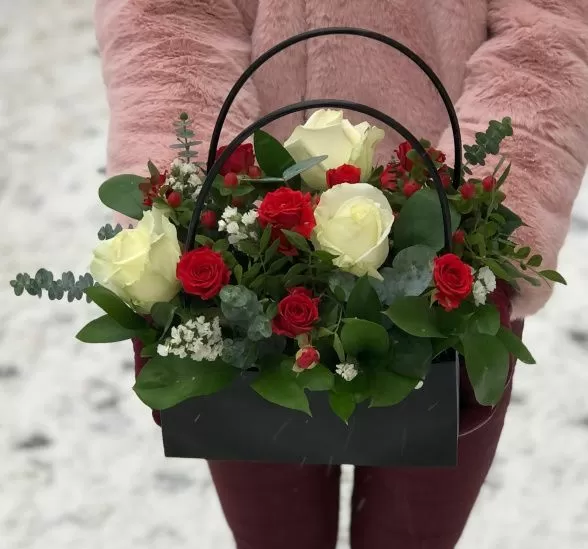 сумочка с цветами (Роза Россия 50 см и Фисташка) | Картинка №1