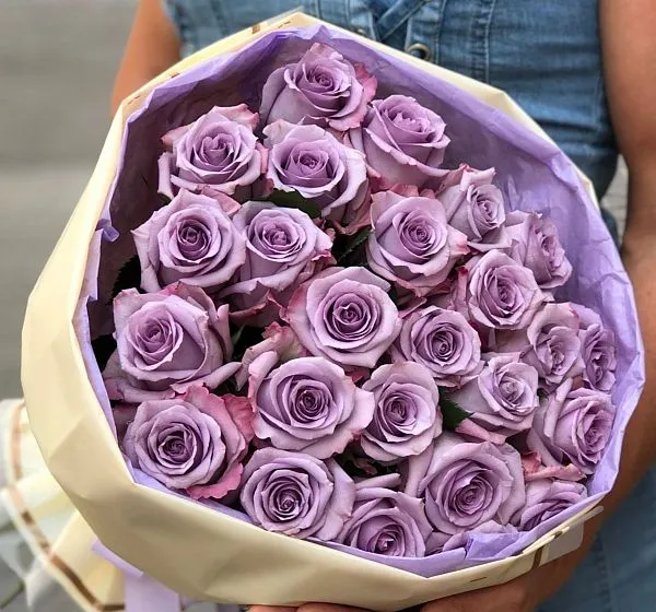 Букет цветов фиалковые оттенки (Роза Эквадор 40см микс по Акции и Упаковка для цветов) | Картинка №2