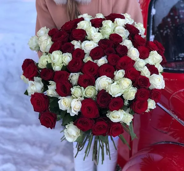 Букет цветов 101 высокая красная и белая роза (Роза Россия 70см Рэд Наоми по Акции и Роза Россия 70см по Акции) | Картинка №2