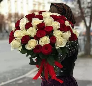 Цветы по акции — 101 красная и белая  роза
