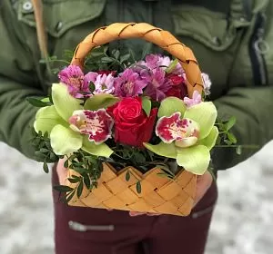 Композиции из цветов — Милая корзинка