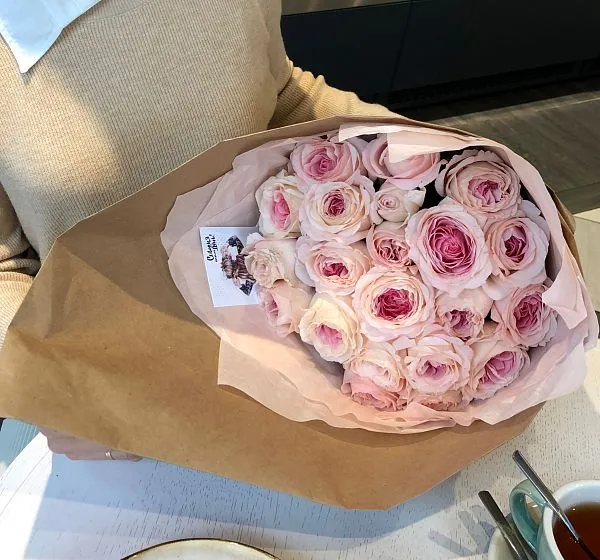 Букет цветов аура (Роза Эквадор 50 см сортовая и Упаковка для цветов) | Картинка №4