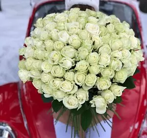 Букеты роз в Екатеринбурге — 101 белая высокая роза