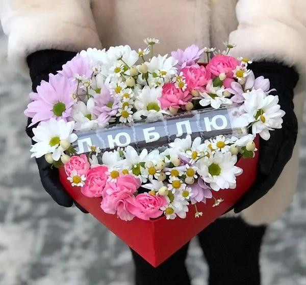 Коробка с цветами Главное слово в форме сердца | Хризантемы и шоколадные конфеты | Картинка №2