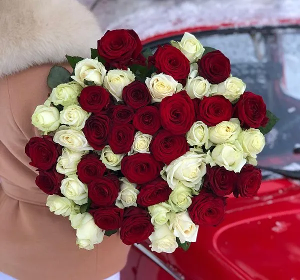Букет цветов 51 высокая красная и белая роза (Роза Россия 70см Рэд Наоми по Акции и Роза Россия 70см по Акции) | Картинка №5