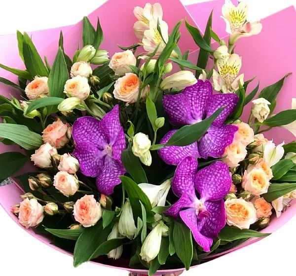 Букет из первых весенних цветов | Орхидея, кустовая роза и альстромерия — заказать | Картинка №4