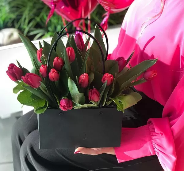 19 тюльпанов в сумочке картинка №2